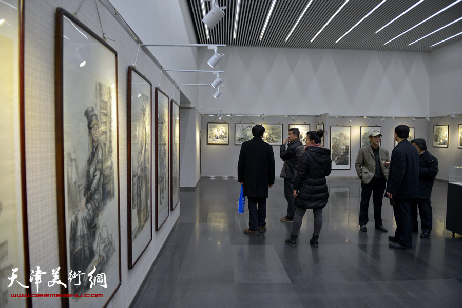 “跃马迎春京津画家国画新作展”1月15日在天津图书馆开幕，图为画展现场。