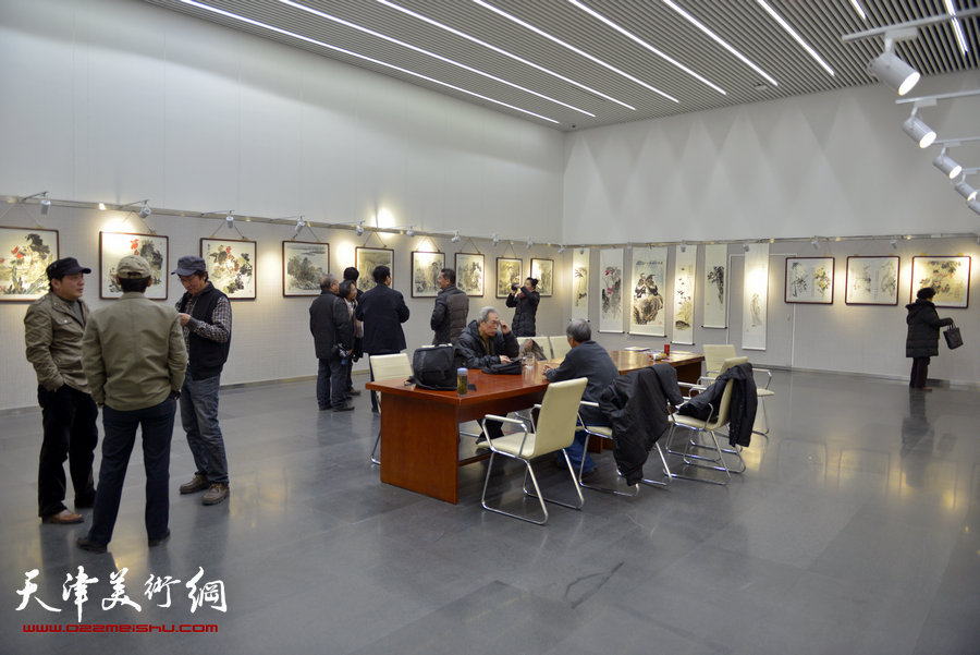 “跃马迎春京津画家国画新作展”1月15日在天津图书馆开幕，图为画展现场。