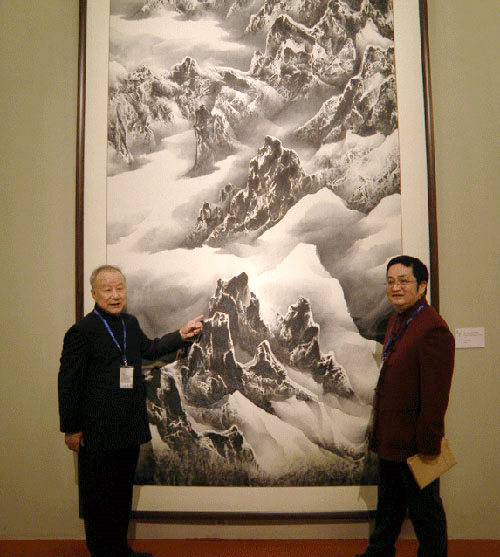 刘国松（左）在中国美术馆向参观者介绍作品的创作历程。