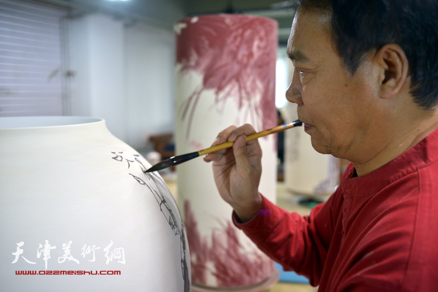 著名画家马寒松在“天美时代陶艺坊”创作青花瓷