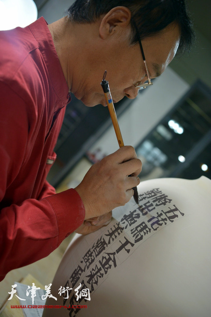 著名画家马寒松在“天美时代陶艺坊”创作青花瓷。