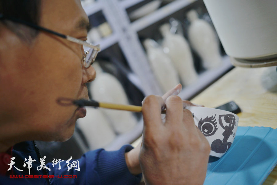 著名画家马寒松在“天美时代陶艺坊”创作青花瓷。
