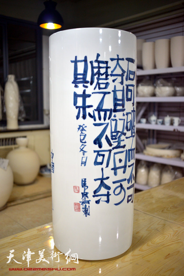 著名画家马寒松在“天美时代陶艺坊”创作青花瓷，图为成品。