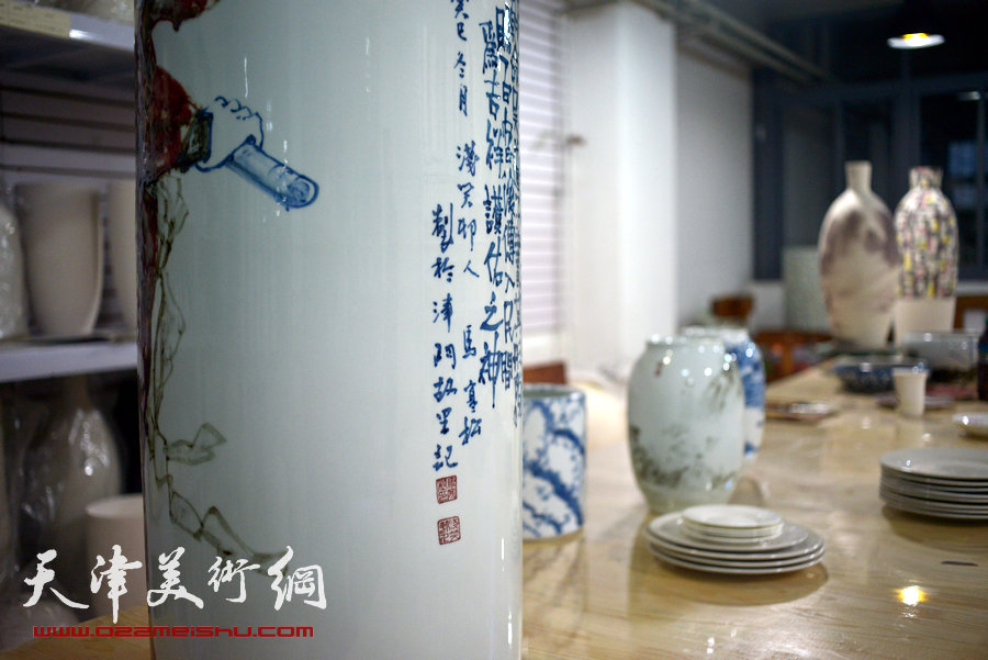 著名画家马寒松在“天美时代陶艺坊”创作青花瓷，图为成品。