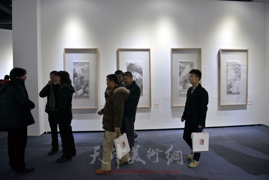 新锐画家方勇作品亮相智慧山艺术中心，图为画展现场。