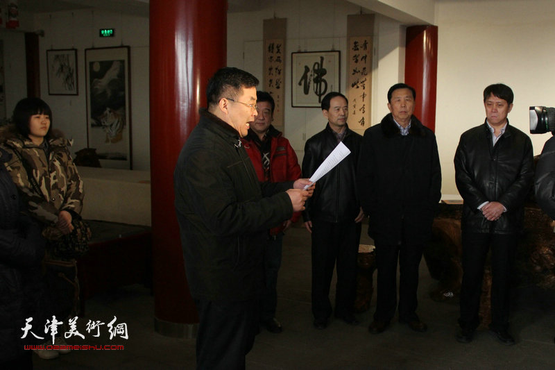 李英杰长城记忆系列油画作品展在天津滨海新区开幕，图为原塘沽文联党组书记书法家李延春致辞。