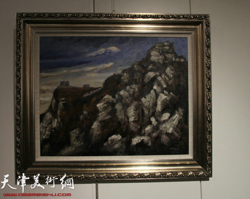 李英杰长城记忆系列油画作品展在天津滨海新区开幕，图为展览作品。