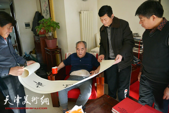 著名书法艺术家、魏碑巨匠孙伯翔接受天津美术网采访。