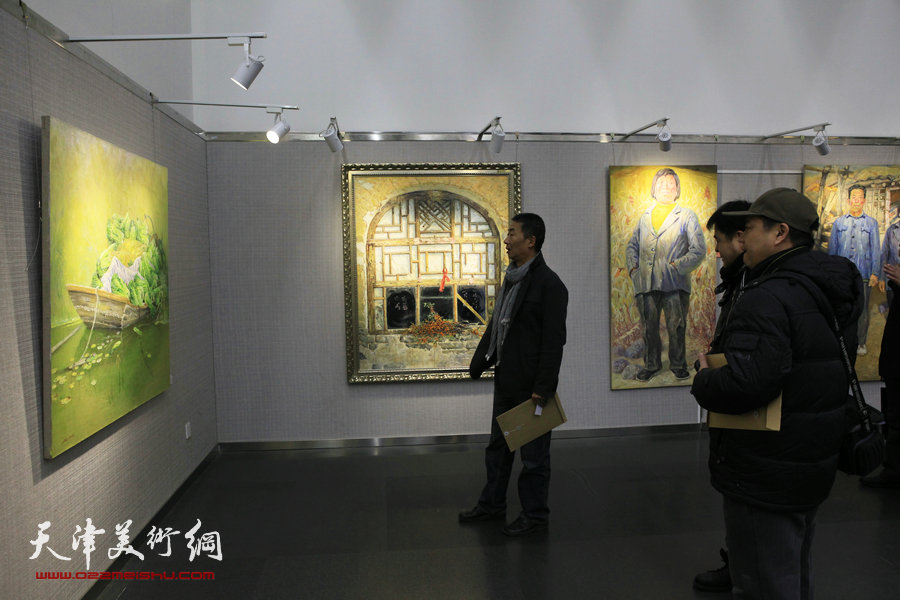 薛福顺油画展“从白洋淀到大天津”1月26日在津开幕，图为邓国源等在画展现场。