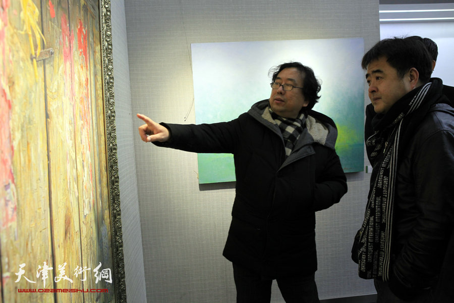 薛福顺油画展“从白洋淀到大天津”1月26日在津开幕，图为著名油画家高建章等在画展现场。