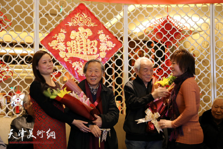 《中国当代名家画集•纪振民 姬俊尧》出版发行新闻发布会，图为学生向两位老师献花 
