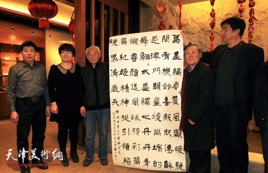 《中国当代名家画集•纪振民 姬俊尧》出版发行新闻发布会，图为家乡代表送来贺词，祝贺二ji大红袍出版发行。