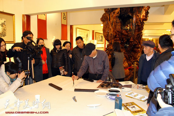 众多参观者围在画家陈学智周围专注欣赏现场作画