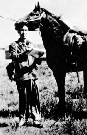 1958年刘勃舒在新疆军马场写生