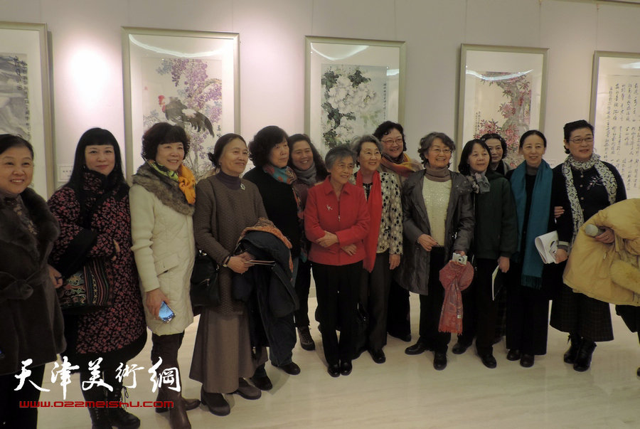 天津知名女书画家参展邓颖超诞辰110周年书画展，图为参展女书画家合影。