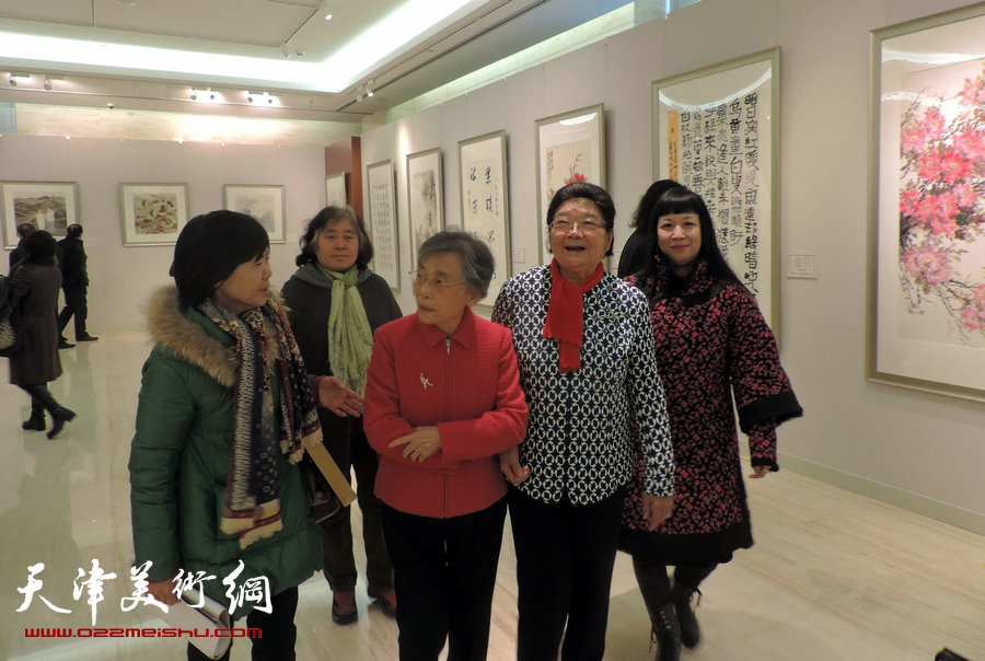 天津知名女书画家参展邓颖超诞辰110周年书画展，图为邓颖超生前秘书赵炜（右三）、全国人大原副委员长顾秀莲（右二）参观政协文史馆书画展。