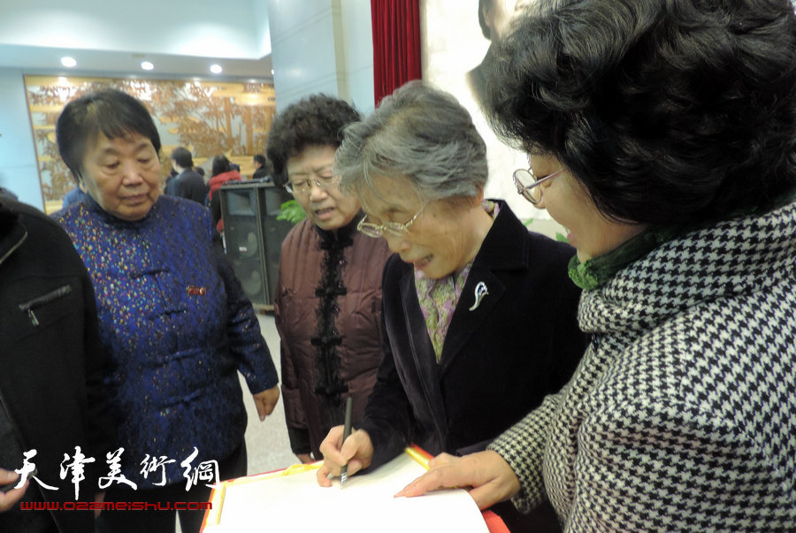 天津知名女书画家参展邓颖超诞辰110周年书画展，图为赵炜为观众签名