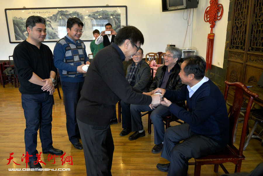 著名书法家况瑞峰喜收新徒，图为新徒弟向老师敬茶。
