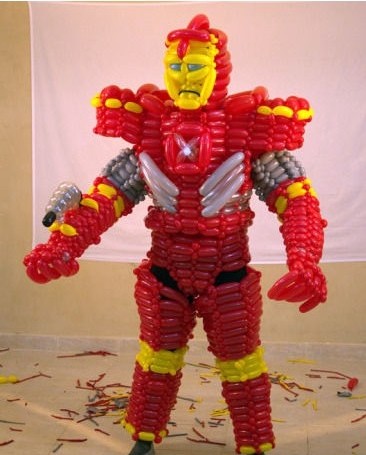 美国艺术家用500只彩色气球打造出钢铁侠
