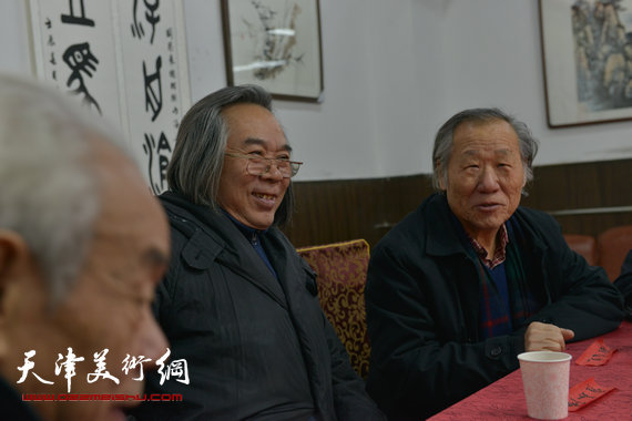 2014年新春艺术界座谈会召开,霍春阳等书画家出席。图为霍春阳、姬俊尧。