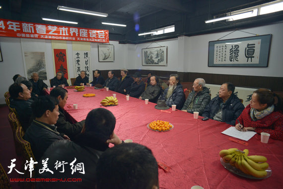 2014年新春艺术界座谈会召开，霍春阳等书画家出席。图为座谈会现场。