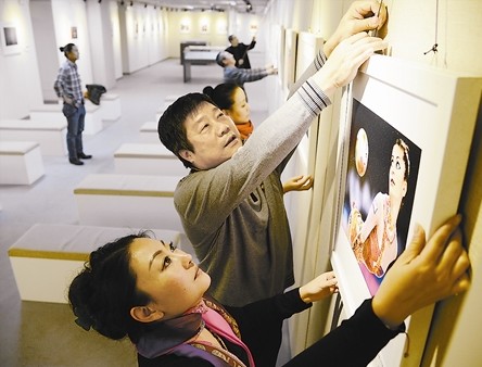 天津群众艺术馆工作人员正在为美术馆首展精心布展