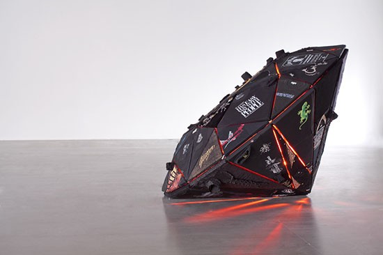 尹秀珍 黑洞 装置(多层板，穿过的衣服，灯) 150 x 250 cm 2013