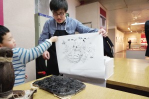 义成永新一代传人杨鹏现场制作木版年画。