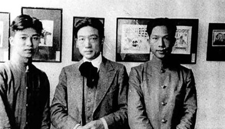 1935年徐悲鸿在广州参观木刻三人展（赖少其、陈仲纲、潘业)，与在展场的赖少其、伍千里合影