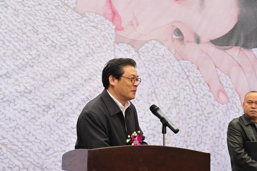 “何家英画展”在海南省博物馆开幕，图为徐里致辞​ 