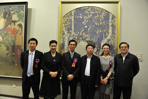 “何家英画展”在海南省博物馆开幕，图为展览现场