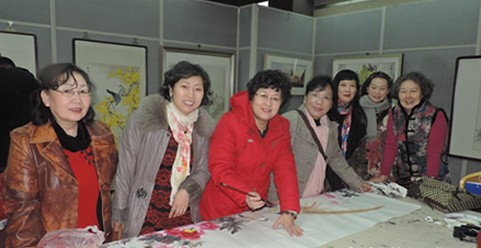 天津女子画院院长爱新觉罗·梦玉与女书画家们现埸合作国画“绵绣前程”
