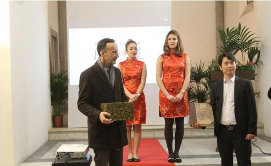 圣十字圣殿博物馆主席Giuseppe先生与展览承办方北京汉特斯曼文化传媒公司总裁鲜大杰先生互赠礼品 