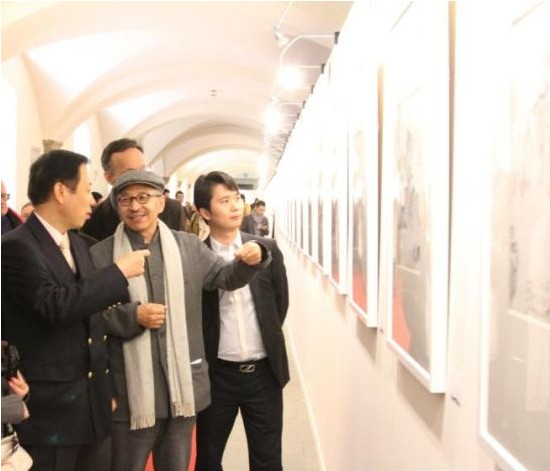 中国驻意大利大使李瑞宇先生(左一)参观梅墨生先生(左二)展览并亲切交谈