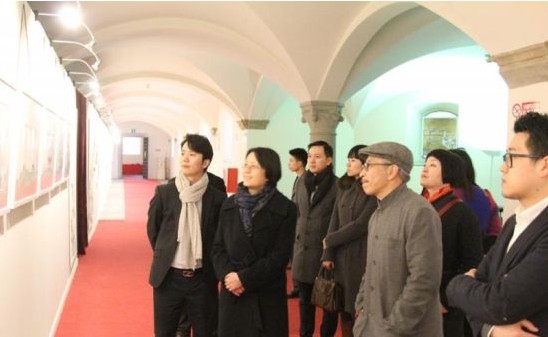 中国驻佛罗伦萨领事馆总领事王新霞女士(左二)参观梅墨生先生(左三)展览现场并亲切交谈