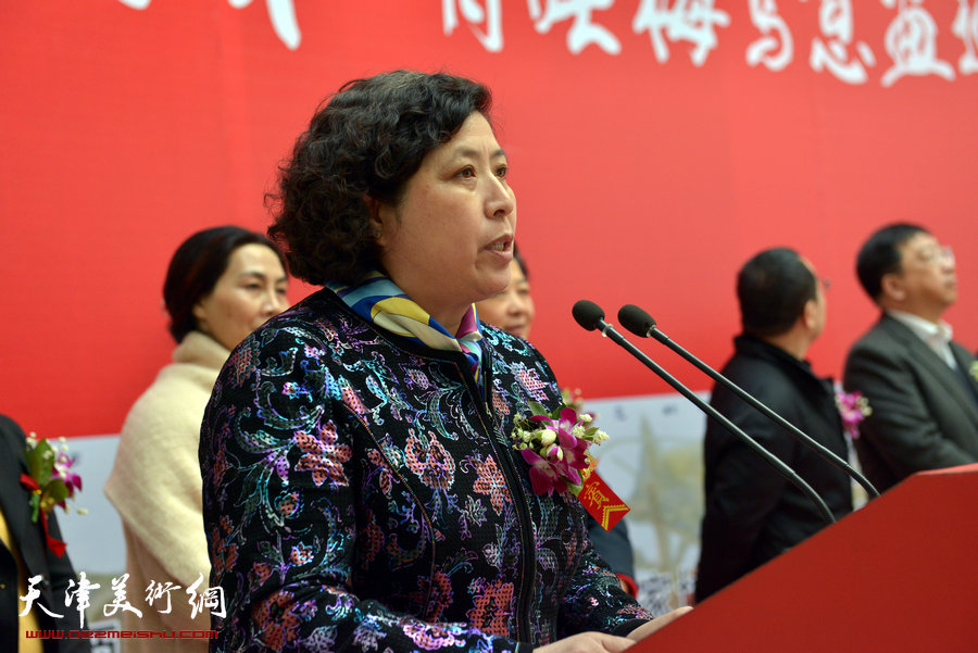 百花迎春—肖映梅写意画展在郭味蕖美术馆开幕，图为潍坊市市妇联主席田素英致辞。