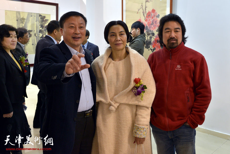 百花迎春—肖映梅写意画展在郭味蕖美术馆开幕，图为肖映梅陪同来宾观看展出作品。