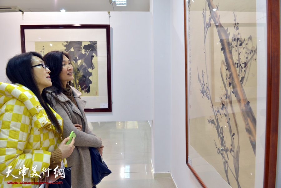 百花迎春—肖映梅写意画展在郭味蕖美术馆开幕，图为画展现场。