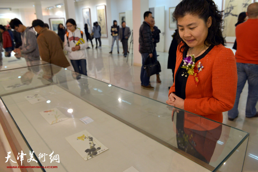 百花迎春—肖映梅写意画展在郭味蕖美术馆开幕，图为画展现场。