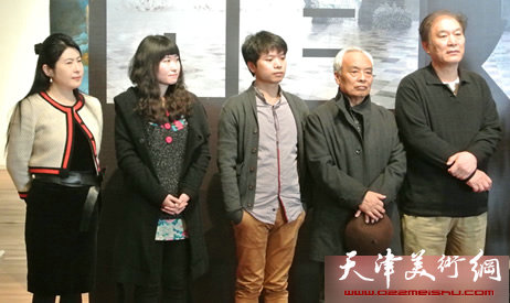 艺术家赵娜、杜昆与天津美院教授何延喆(右1)合影