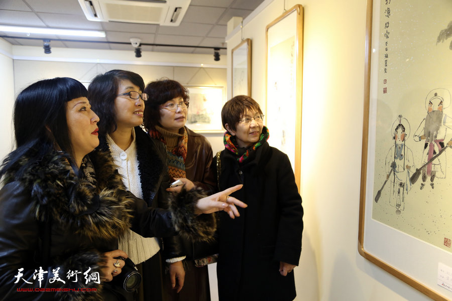 “美丽中国—天津市女书画家精品展”在天津群艺馆举行，图为女画家黄雅丽讲解自已的作品。