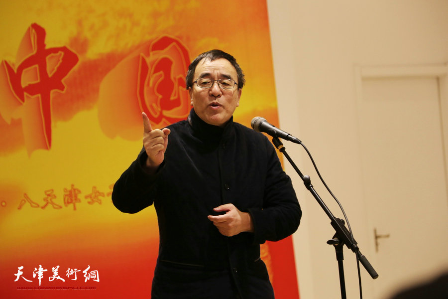 “美丽中国—天津市女书画家精品展”在天津群艺馆举行，图为天津市群艺馆馆长李治邦致辞。