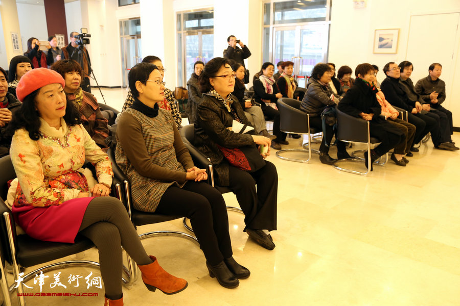 “美丽中国—天津市女书画家精品展”在天津群艺馆举行，图为开幕式现场。