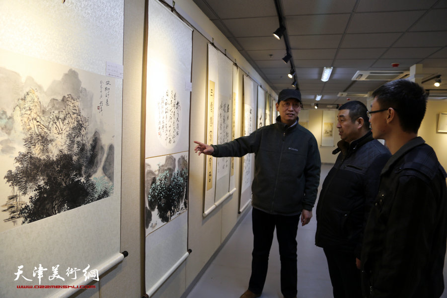 “美丽中国—天津市女书画家精品展”在天津群艺馆举行，图为嘉宾、观众观看女书法家冼艳萍新作。