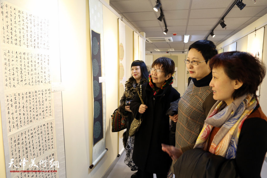 “美丽中国—天津市女书画家精品展”在天津群艺馆举行，图为女书法家郑少英在画展现场。