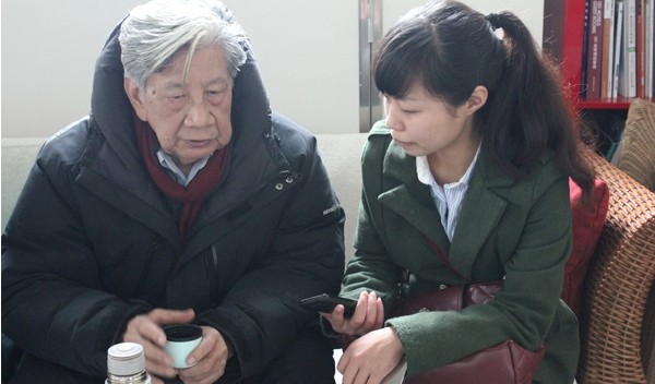 84岁的版画家李焕民先生正在接受99艺术网的采访