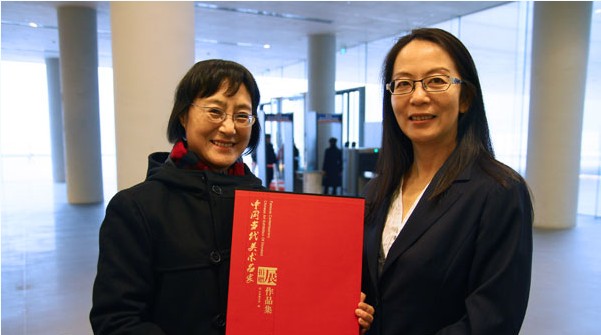 专程从北京赶来的李研(左)成为天津美术馆开馆以来的第100万名观众