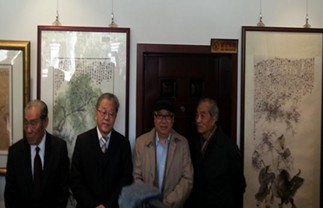 图为海派知名画家韩敏（左一）、上海文史馆馆长沈祖炜（左二）等在展览现场。　许婧　摄