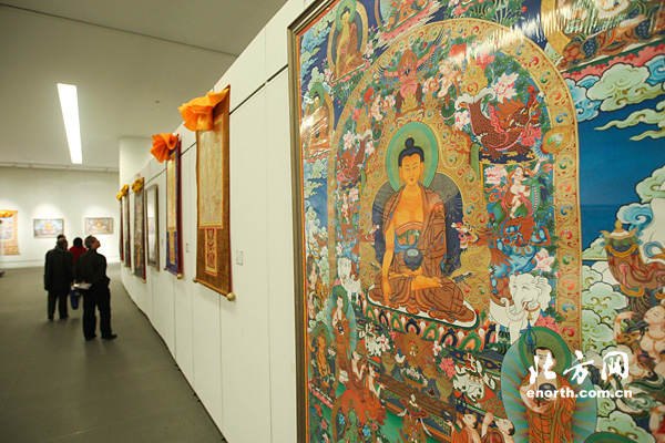 “圣境莲花·热贡唐卡艺术展”在天津美术馆开展,图为现场。