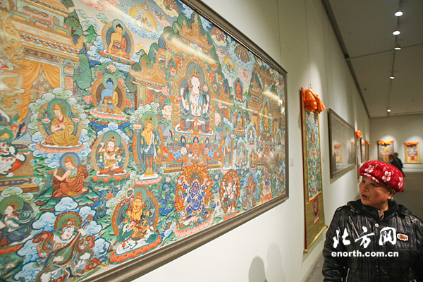 “圣境莲花·热贡唐卡艺术展”在天津美术馆开展,图为现场。